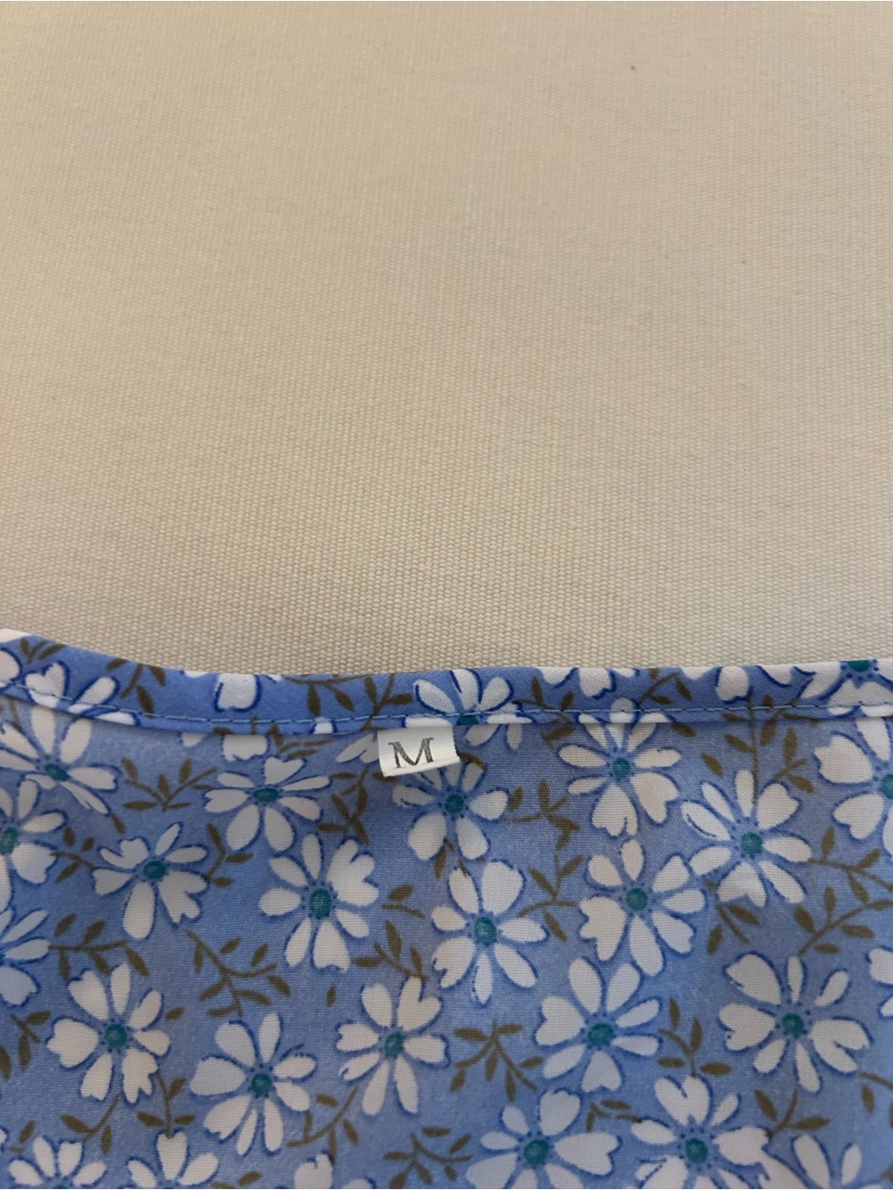 HUGE BUNDLE SALE! Blue Floral V-Neck Women's Top MEDIUM - Picture 4 of 6